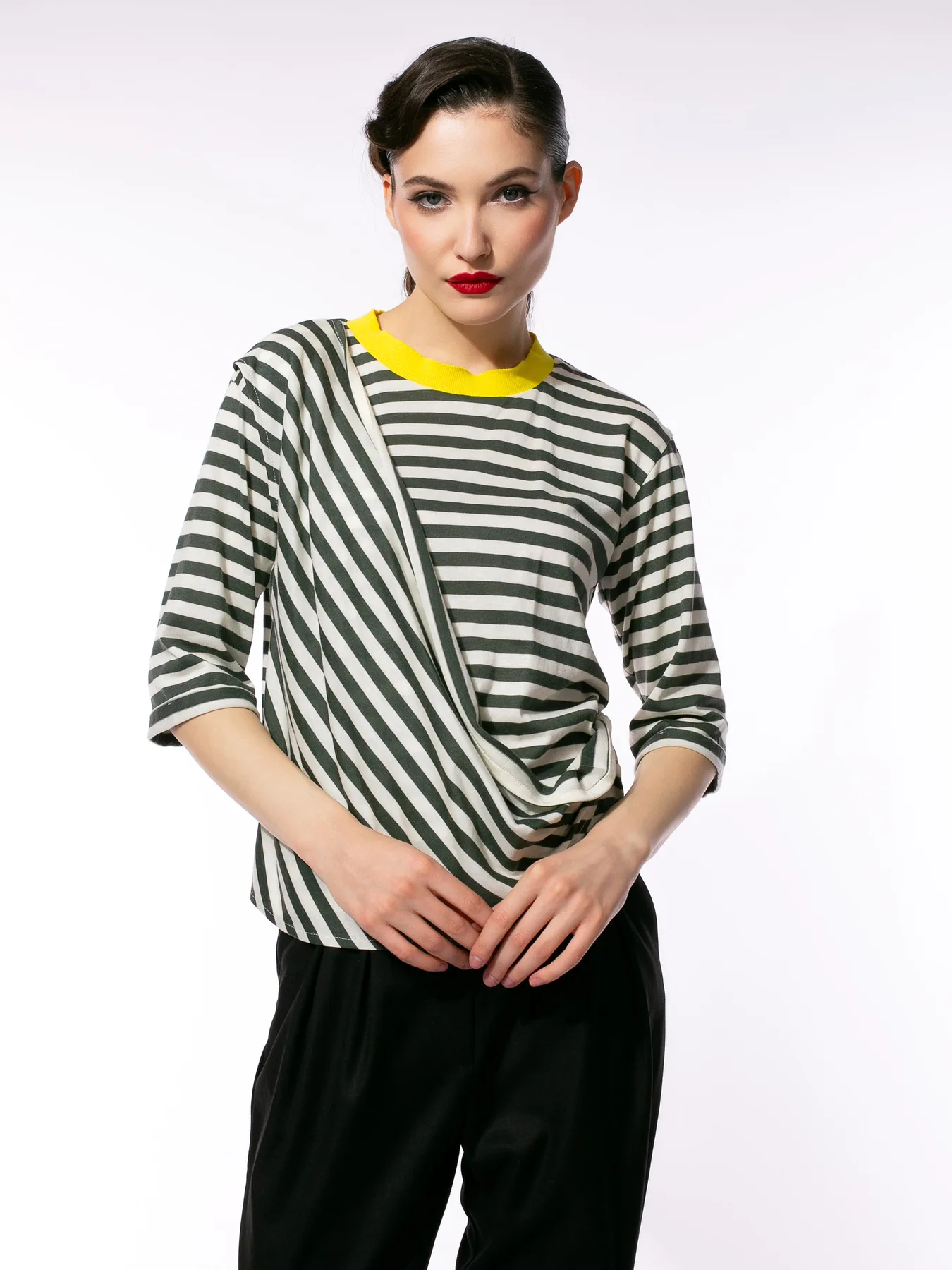 Tricou din bumbac în dungi cu guler galben contrastant by Larisa Dragna