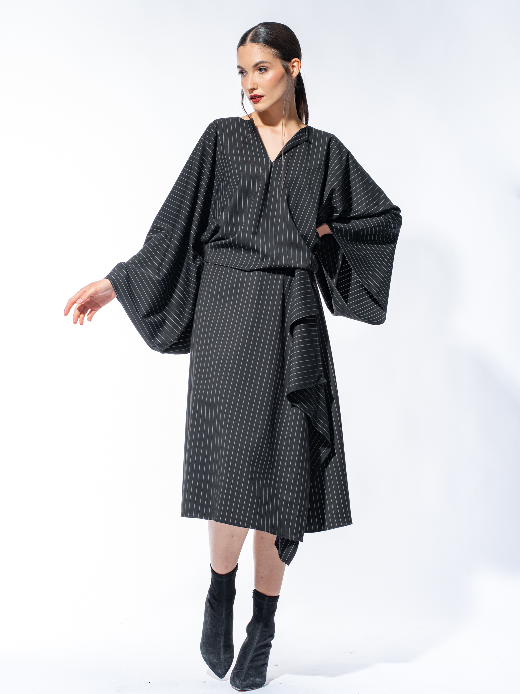 Rochie neagră 0 waste cu dungi gri by Larisa Dragna